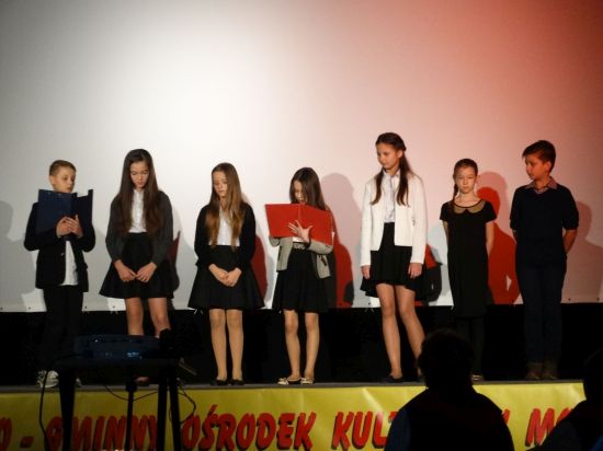 uczniowie na capstrzyku w MGOK